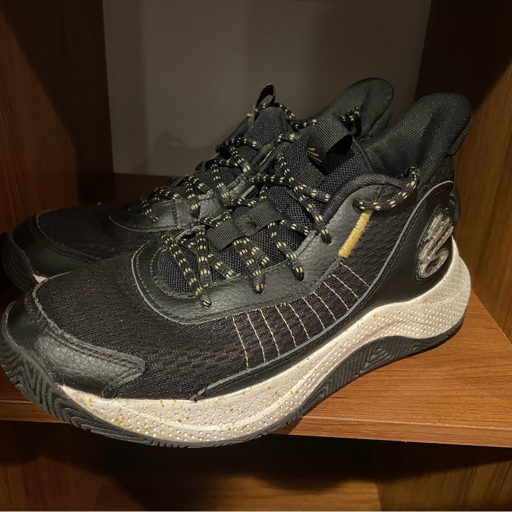 UnderArmour Curry Mid Rise Basketball Shoes
